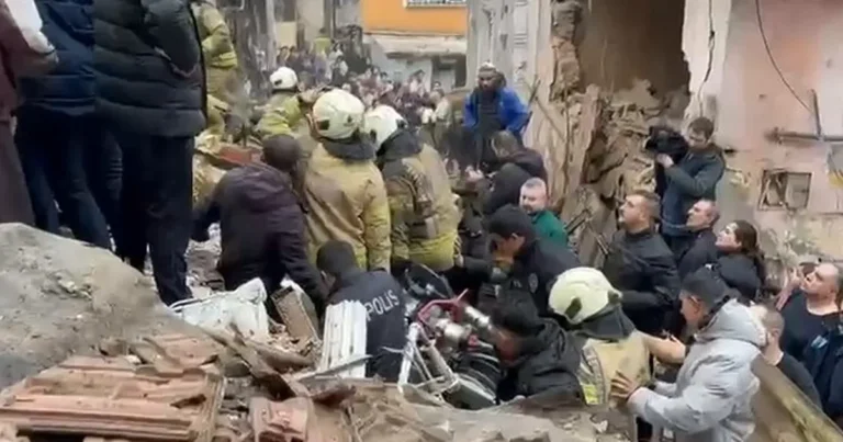 İBB: Fatih'teki bina çökmesinin nedeni inceleniyor