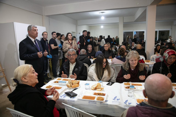 İzmir Güzelbahçe iftar sonrası bayramlaştı