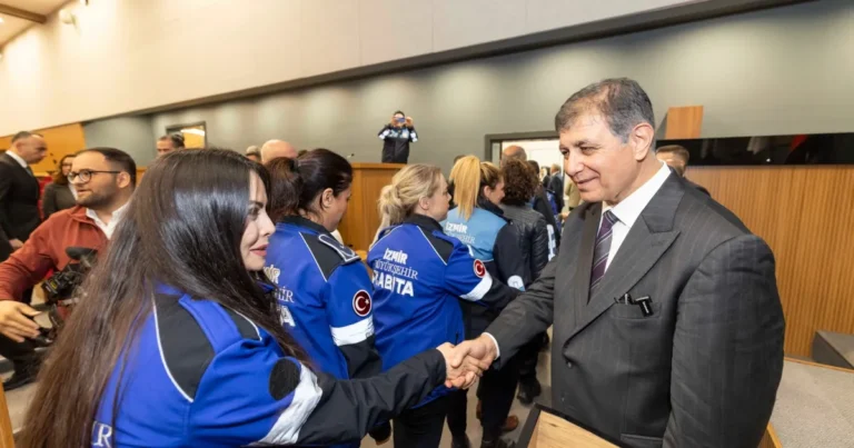 İzmir'de Başkan Tugay personelle bayramlaştı