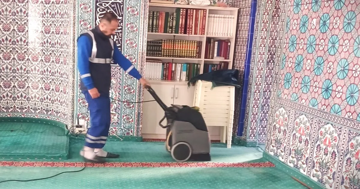 İzmir’in camilerinde bayram temizliği