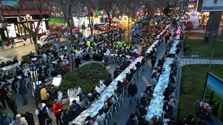 İzmit’te binlerce kişilik iftar