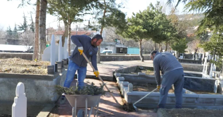 Kayseri Melikgazi'de mezarlıklarda bayram temizliği