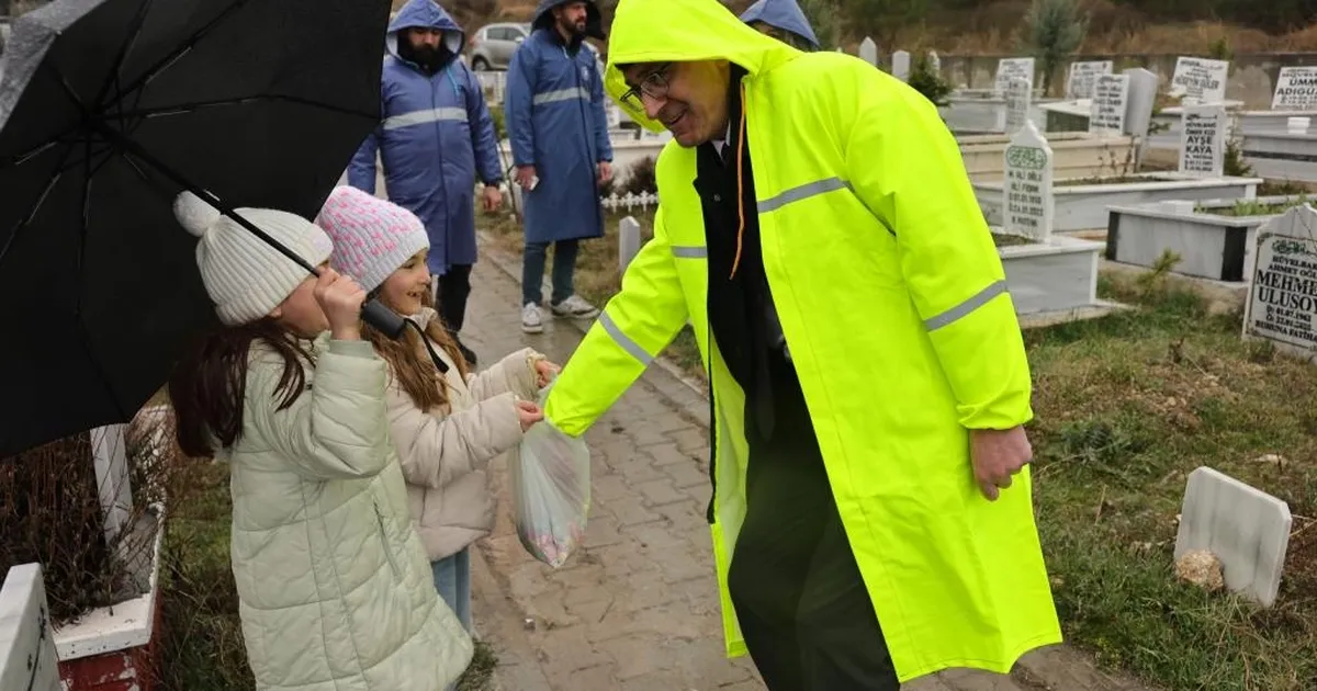 Kütahya'da mezarlıkların çiçekleri belediyeden