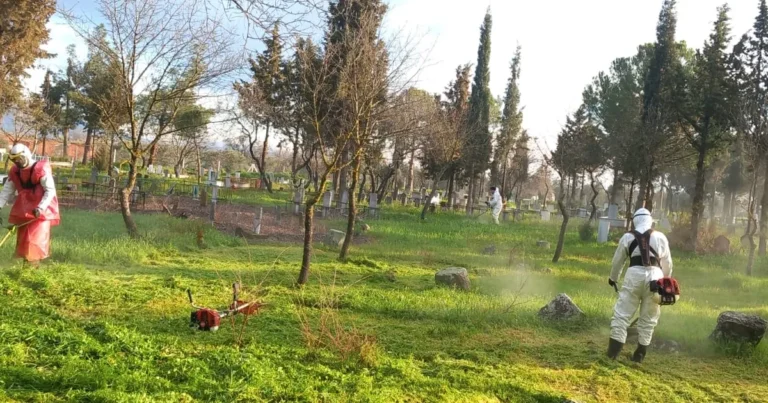 Manisa'da mezarlıklar bayrama hazırlanıyor