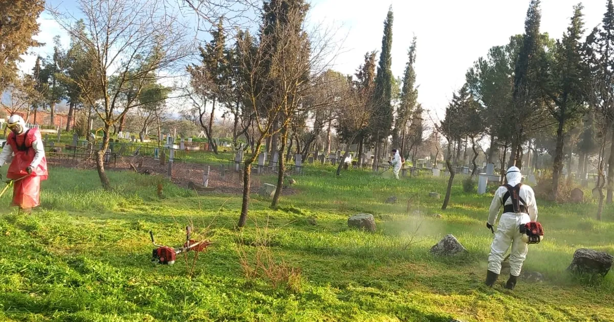 Manisa'da mezarlıklar bayrama hazırlanıyor