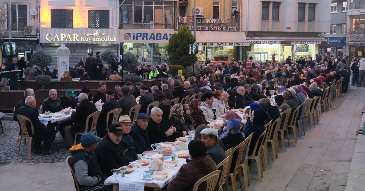 Uzunköprülüler büyük iftar sofrasında buluştu